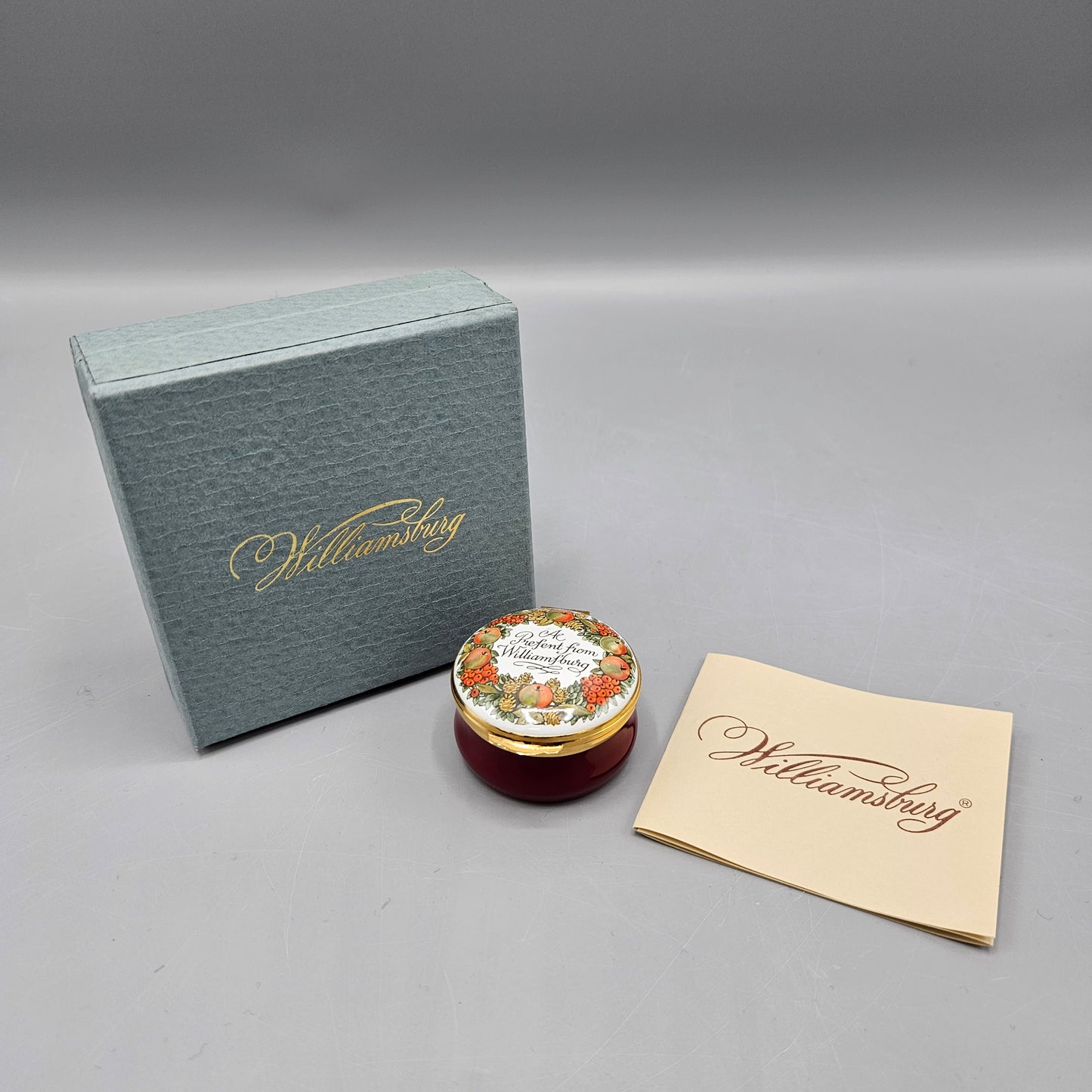 Halcyon Days England Enamel "A Present from Williamsburg" Box