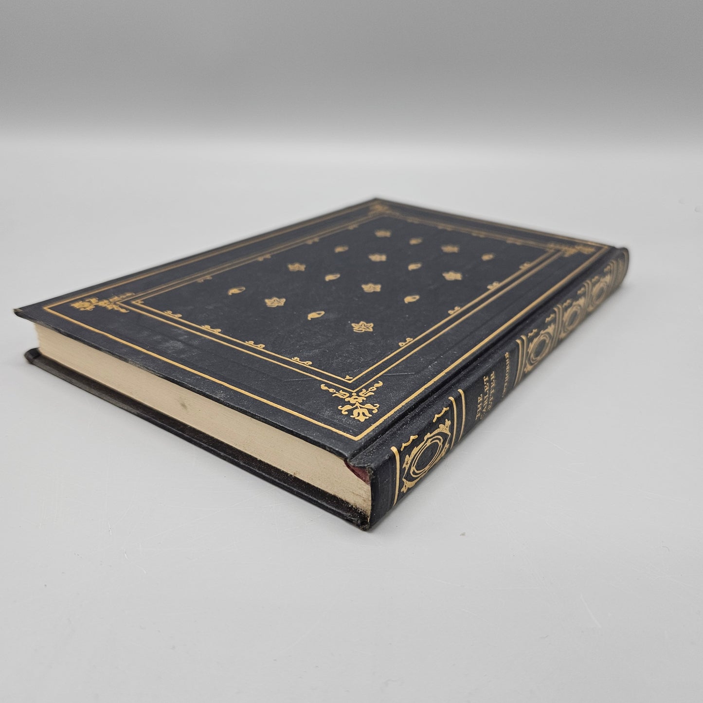 Nathaniel Hawthorne "The Scarlet Letter" International Collectors Library
