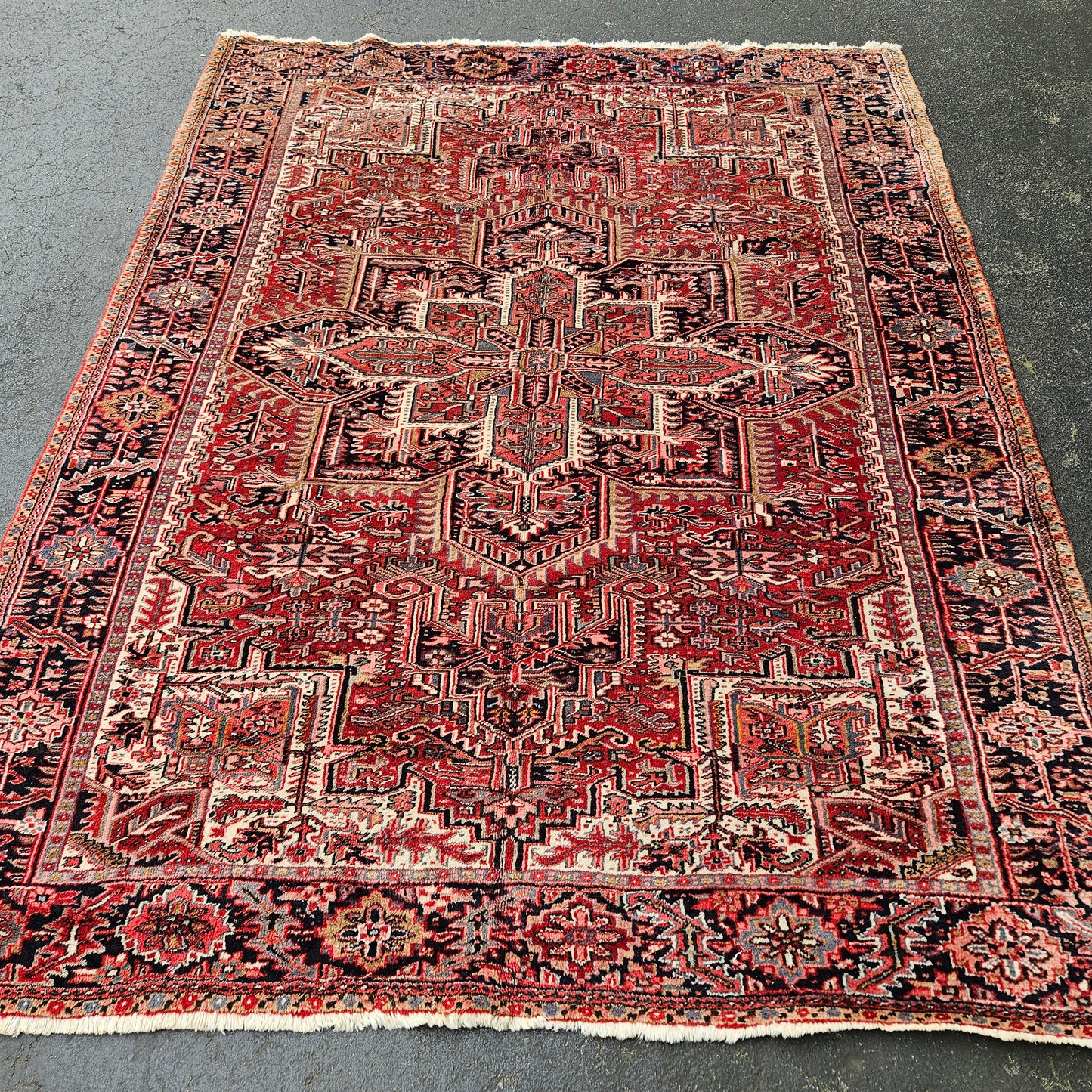 Beautiful Vintage Room Size Heriz Rug / Carpet - 8' 6" x 11"
