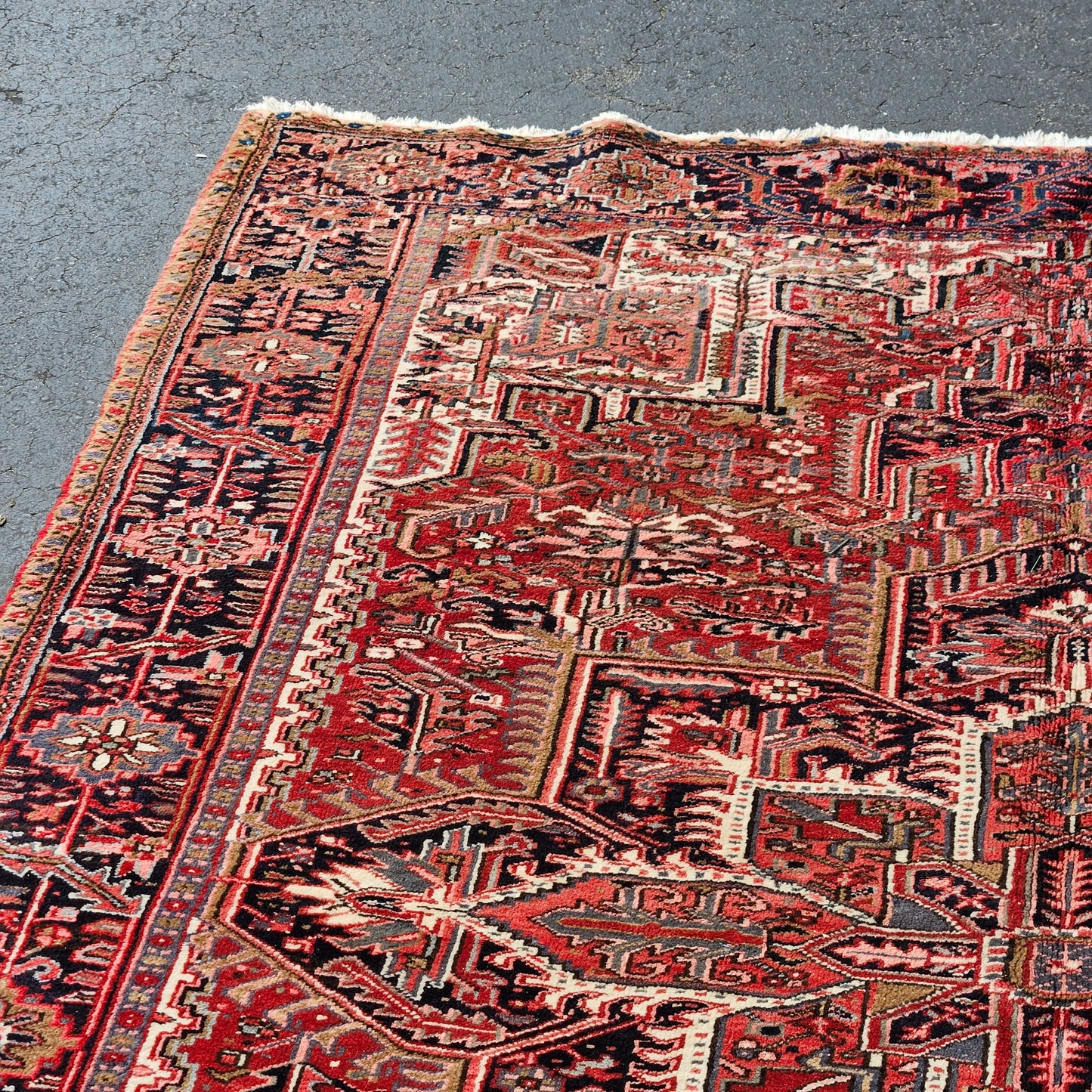 Beautiful Vintage Room Size Heriz Rug / Carpet - 8' 6" x 11"