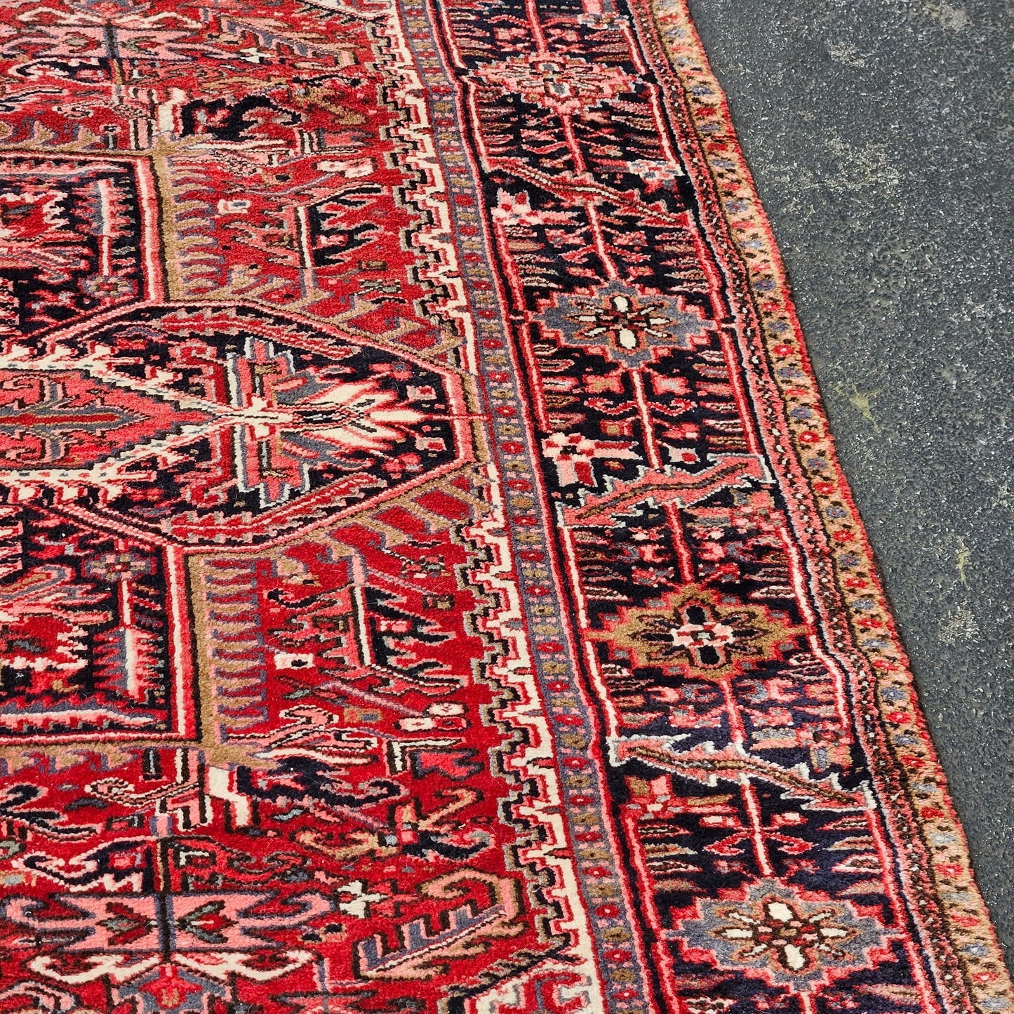 Beautiful Vintage Room Size Heriz Rug / Carpet - 8' 6" x 11"