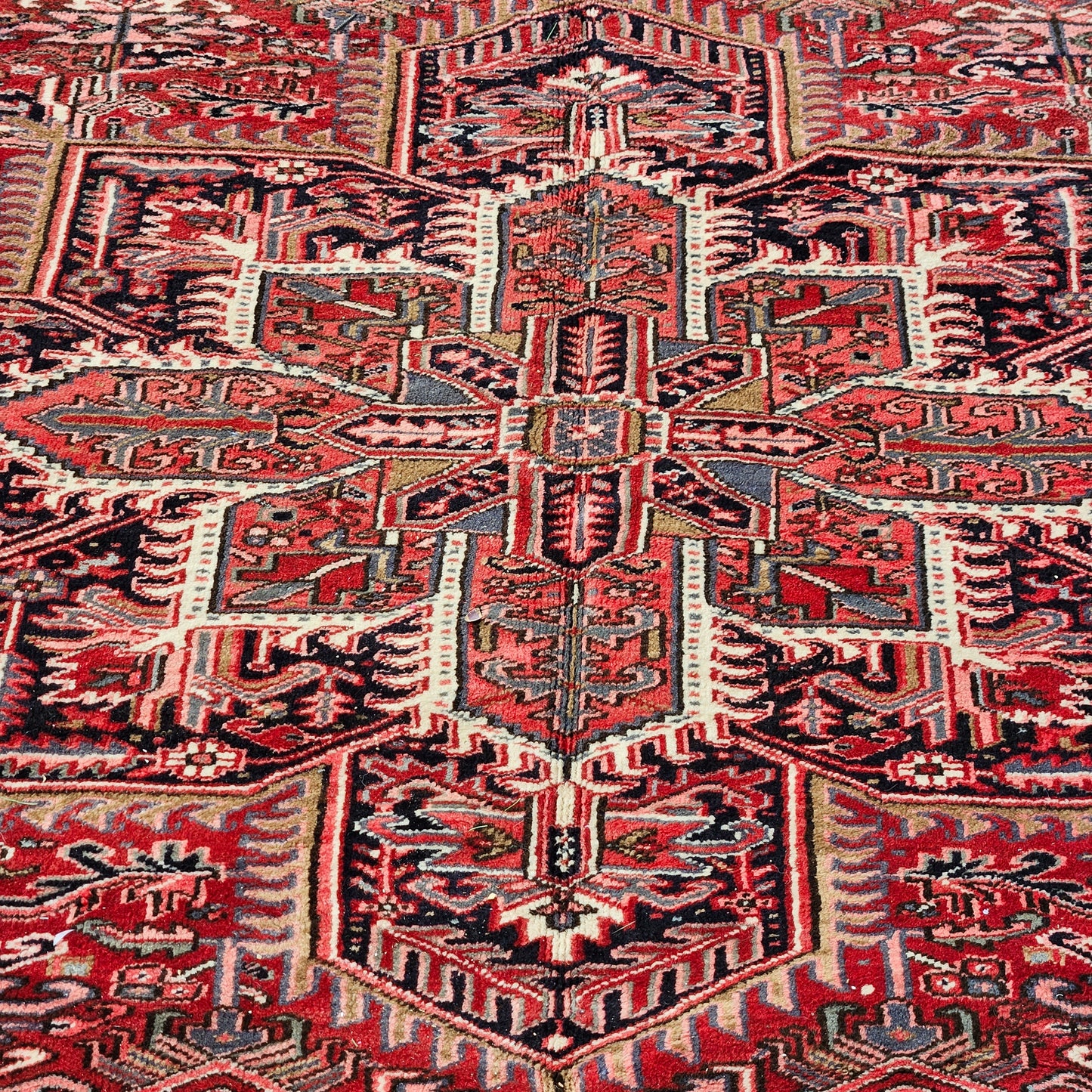 Beautiful Vintage Room Size Heriz Rug / Carpet - 8' 6" x 11"