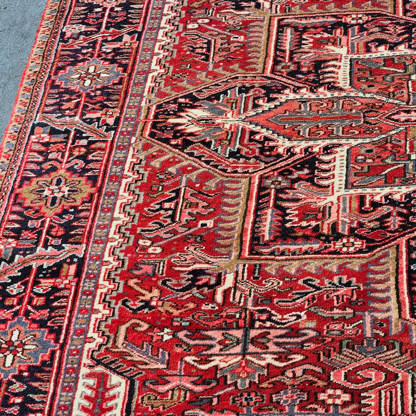 Beautiful Vintage Room Size Heriz Rug / Carpet - 8' 6" x 11"