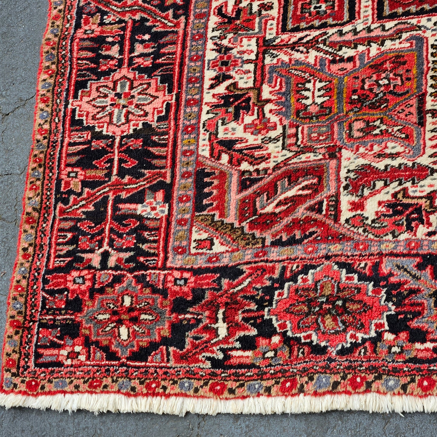 Beautiful Vintage Room Size Heriz Rug / Carpet - 8' 6" x 11"