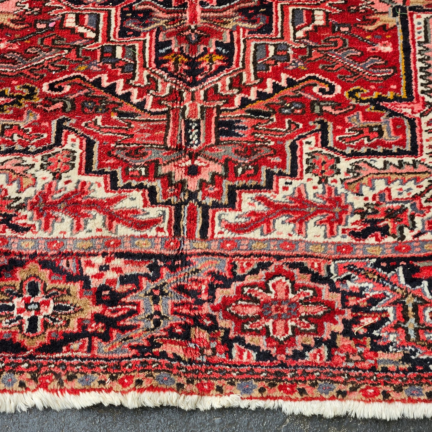 Beautiful Vintage Room Size Heriz Rug / Carpet - 8' 6" x 11"