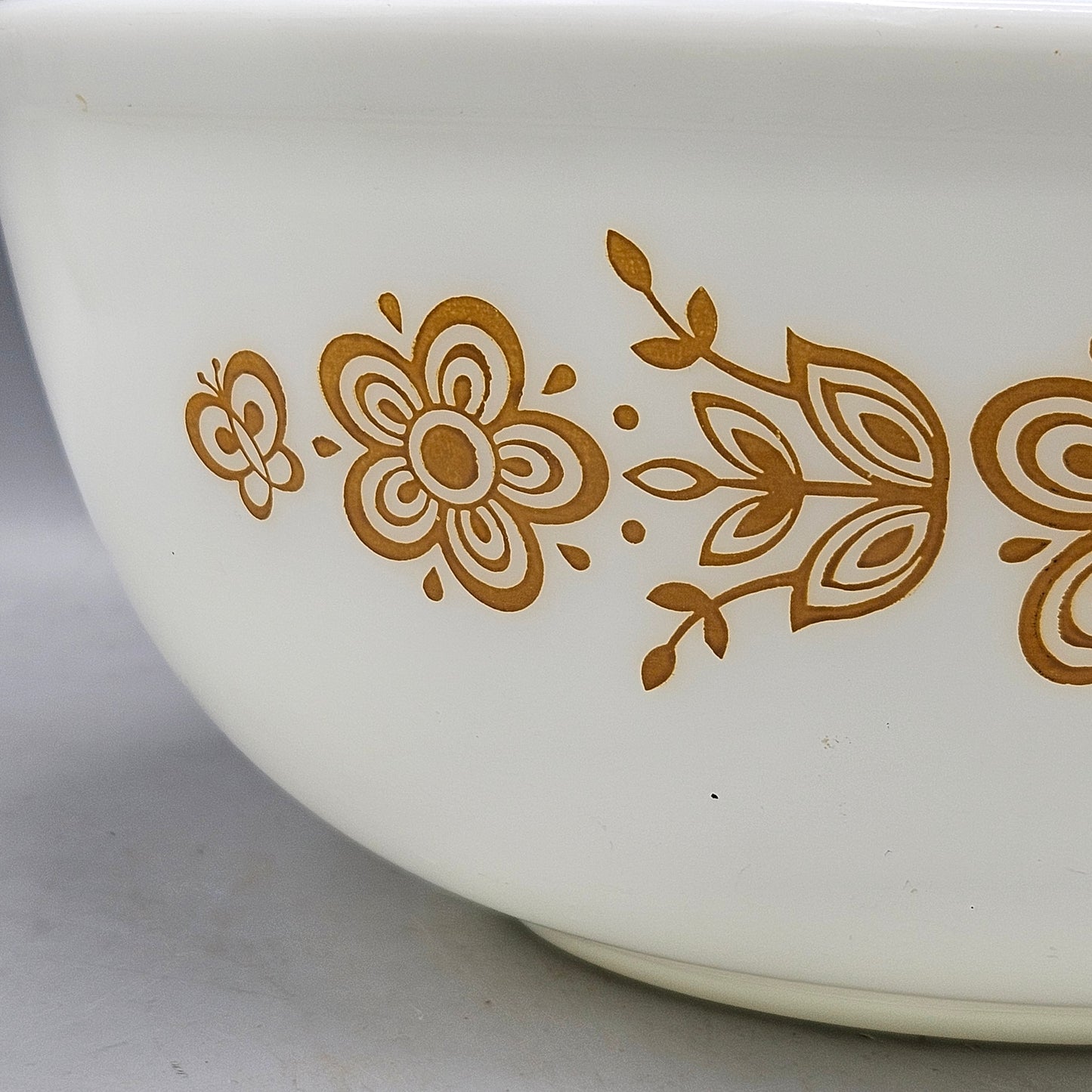 Pyrex 4 Quart Butterfly Gold Bowl Pattern 404