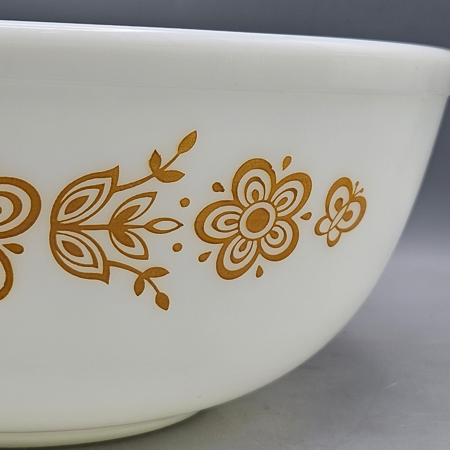 Pyrex 4 Quart Butterfly Gold Bowl Pattern 404