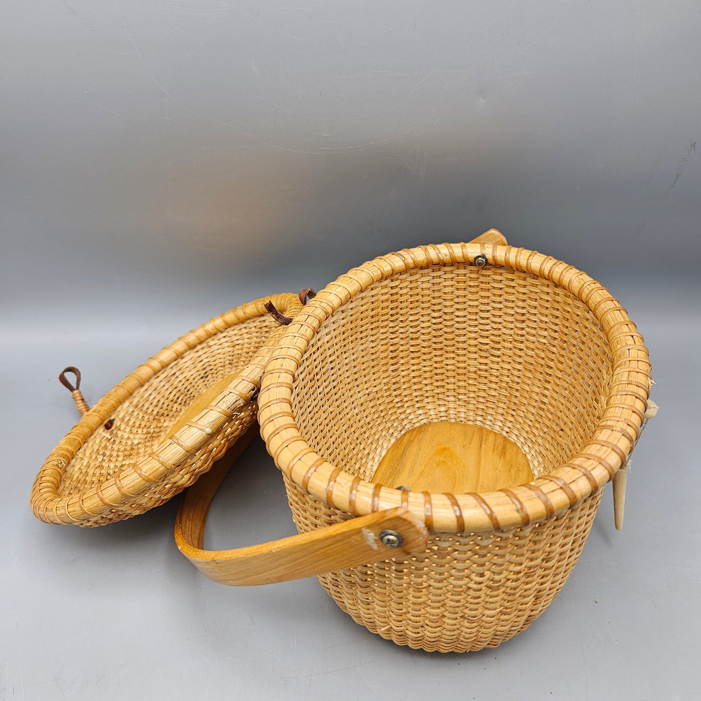 Vintage Nantucket Lightship Basket with 2 Scrimshaw Shells