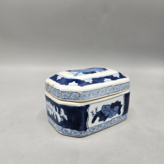 Vintage Chinese Chinoiserie Floral Porcelain Blue & White Trinket Box
