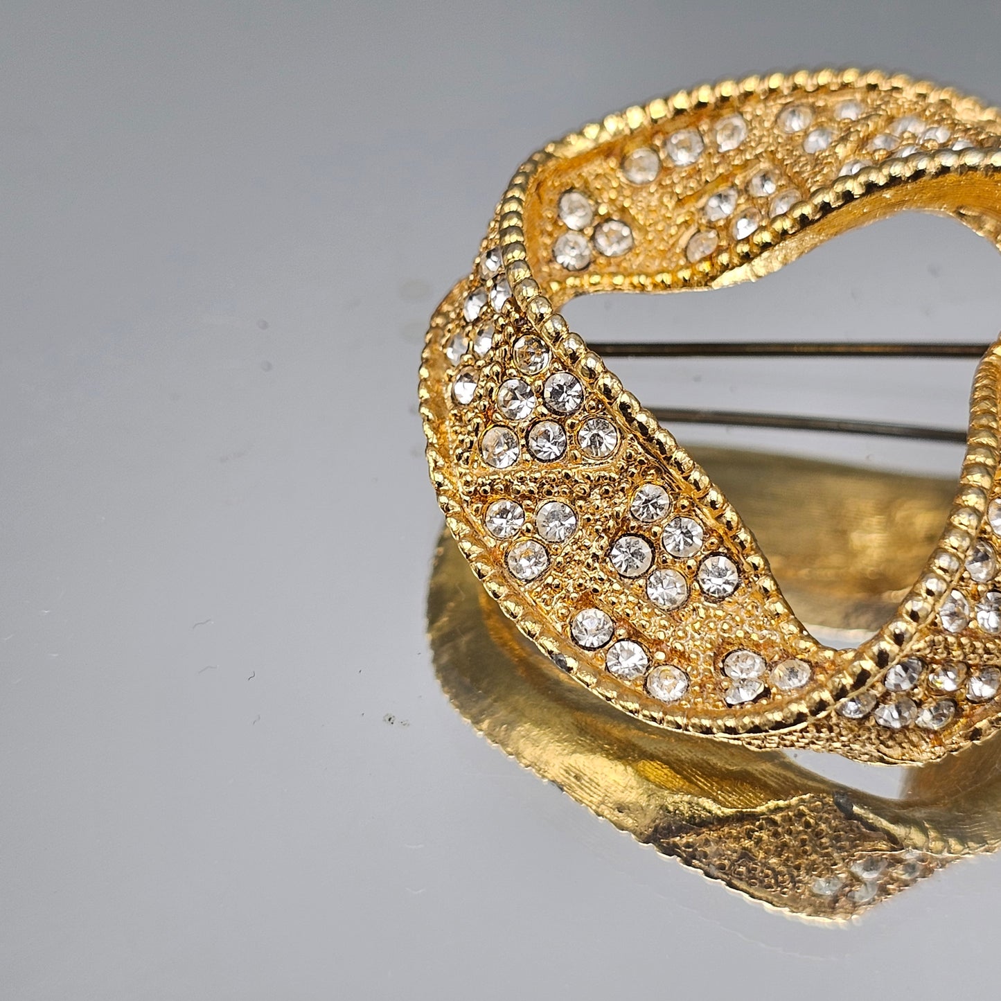 Vintage Gold Toned Circle Textured Ribbon Rhinestone Pin Brooch