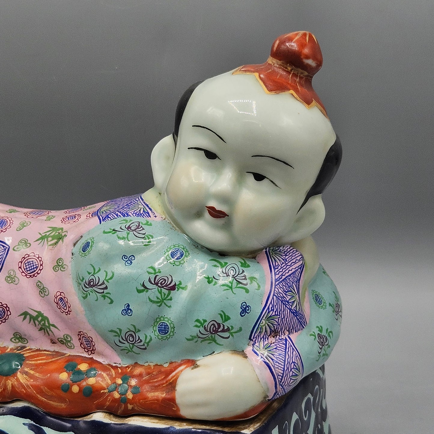Vintage Chinoiserie Porcelian Embossed Pattern Opium Headrest Pillow Figurine Box